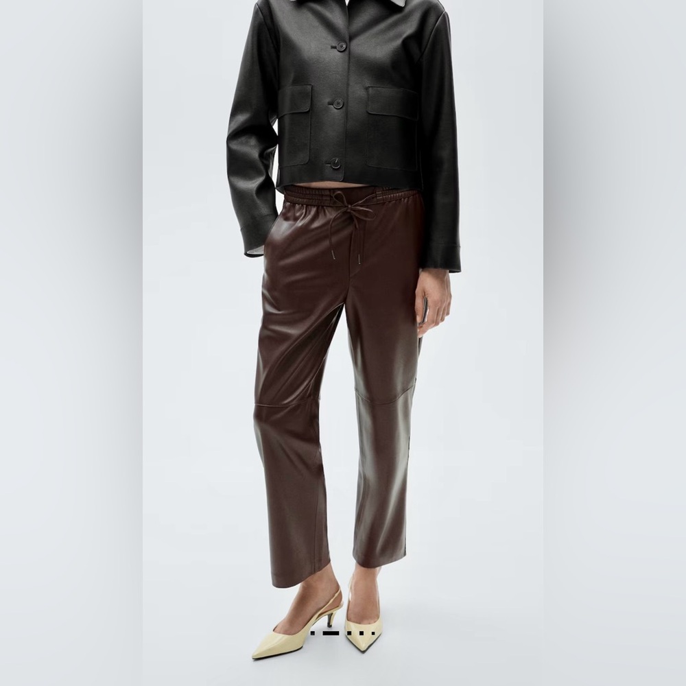 Mango 

LEATHER-EFFECT ELASTIC
WAIST TROUSERS